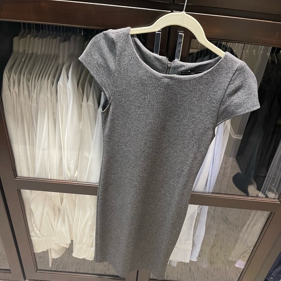 Alice + Olivia Dresses & Skirts - Alice & Olivia Gray Employed sheath dress